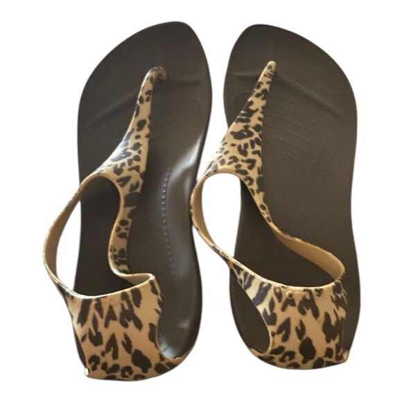 Crocs Women’s Sexi Serena Thong Sandals Cheetah Gray Shoes Flat Thong Size 8 - Picture 3 of 9